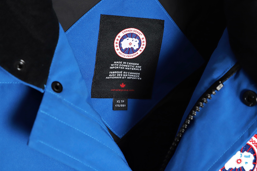 Can*a Go*e crew vest