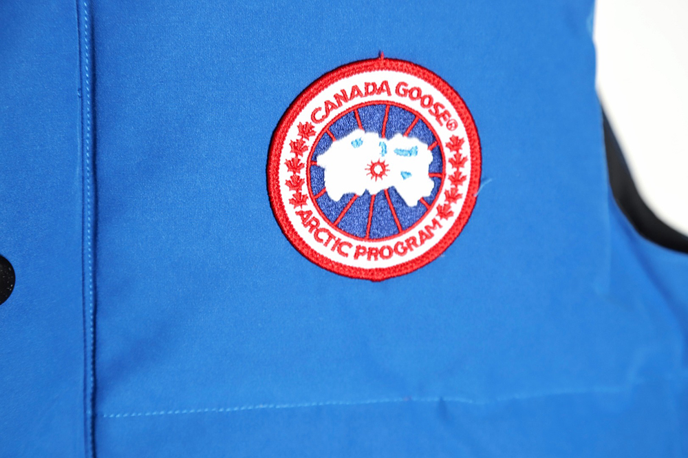 Can*a Go*e crew vest