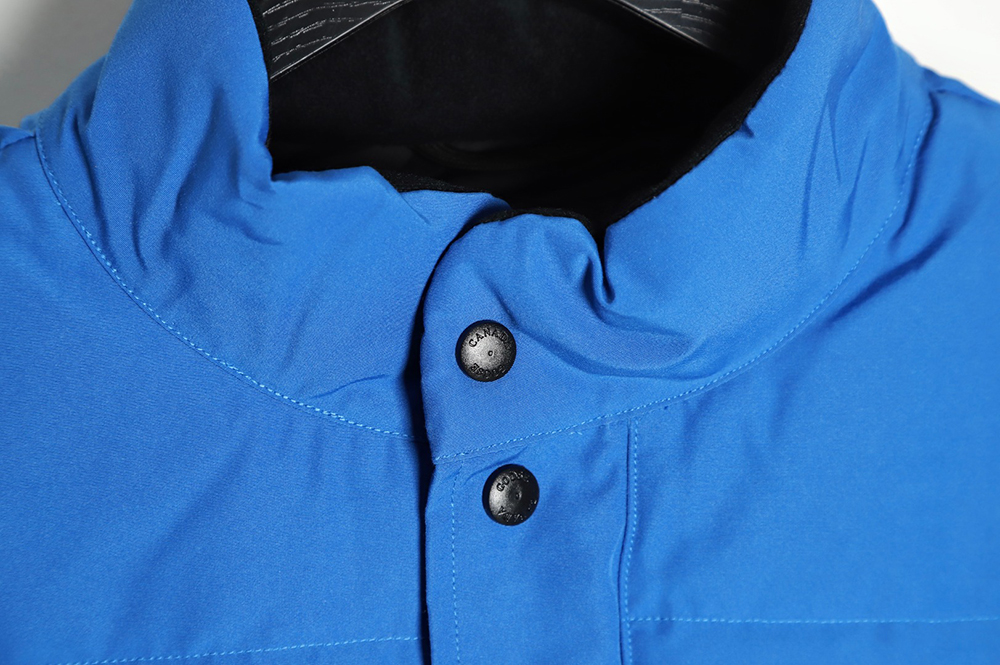 Can*a Go*e crew vest