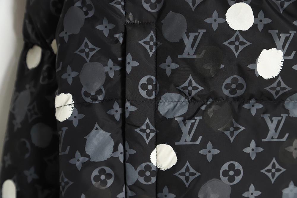 l0*is V*t0n x yayoi kusama 23fw joint polka dot down jacket