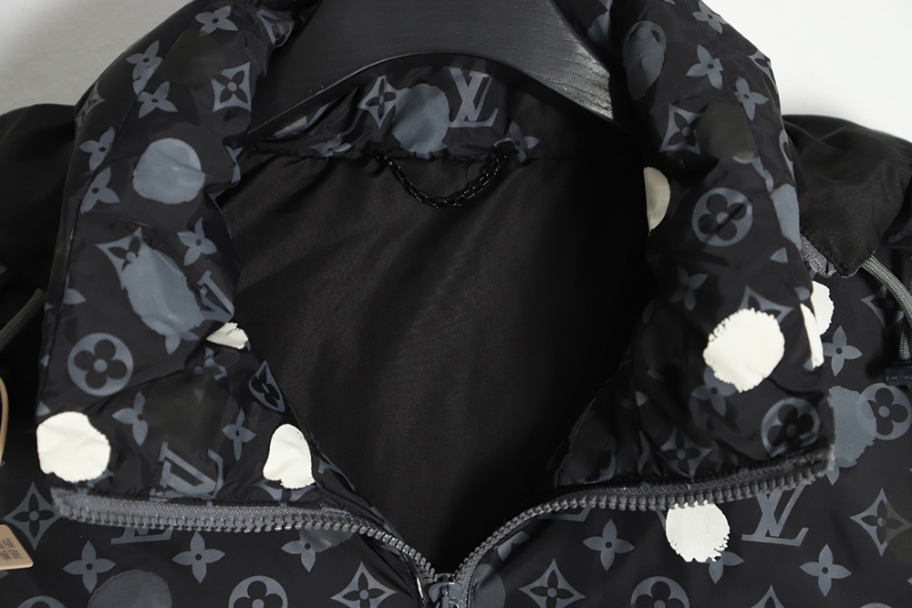 l0*is V*t0n x yayoi kusama 23fw joint polka dot down jacket