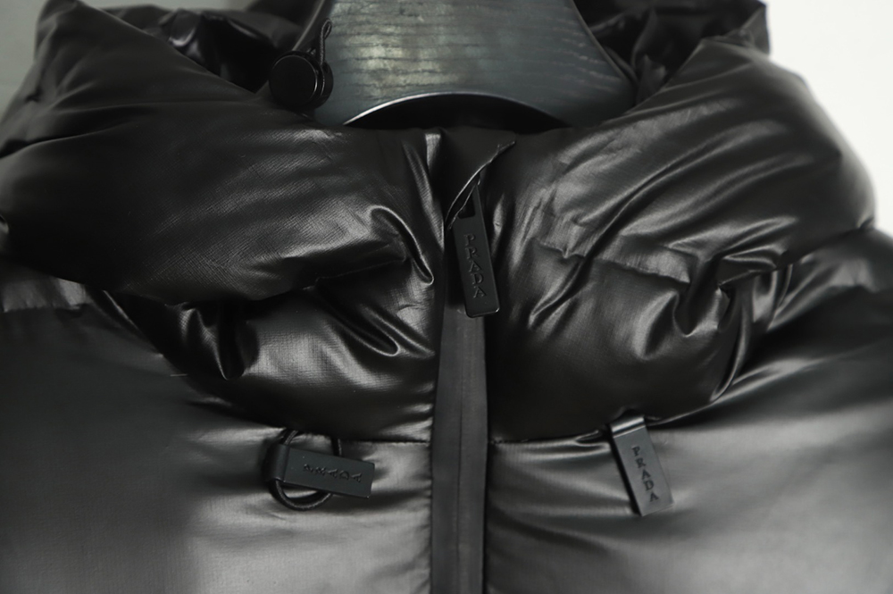 Pra*a 21fw red stripe logo down jacket