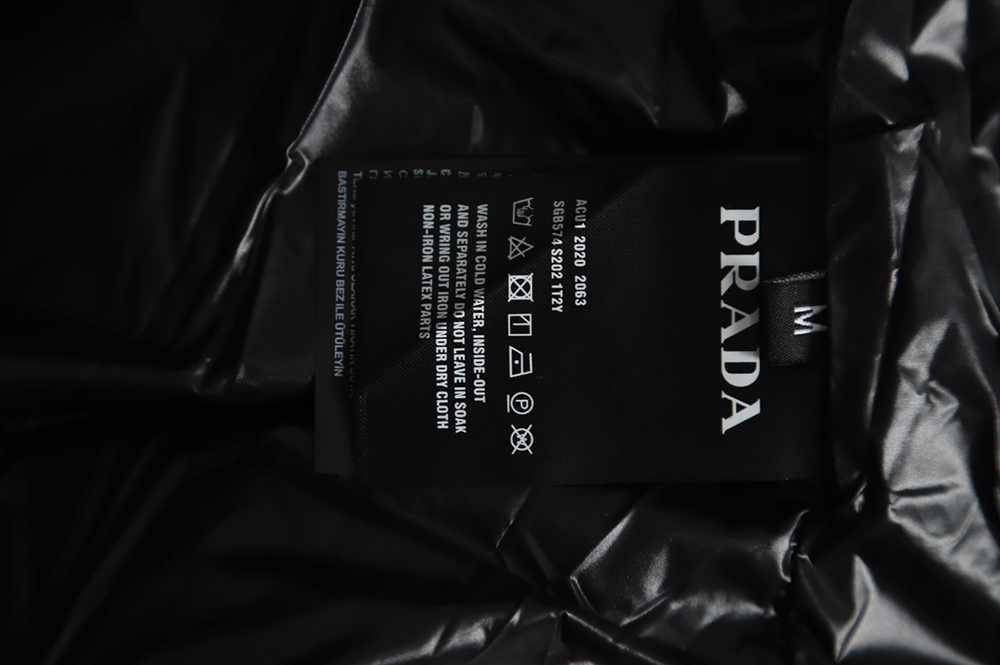 Pra*a 21fw red stripe logo down jacket