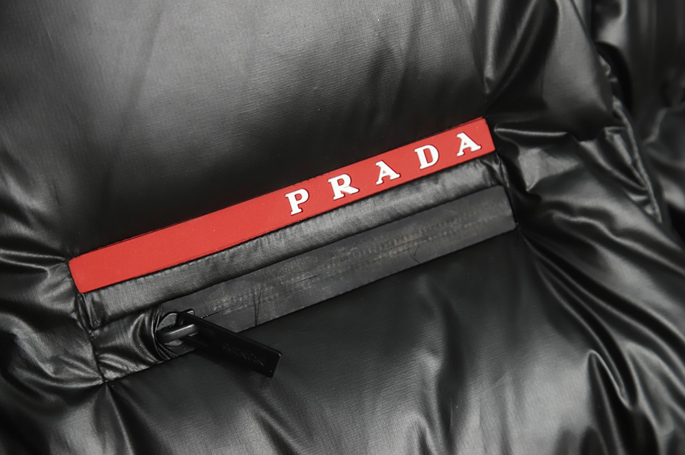 Pra*a 21fw red stripe logo down jacket