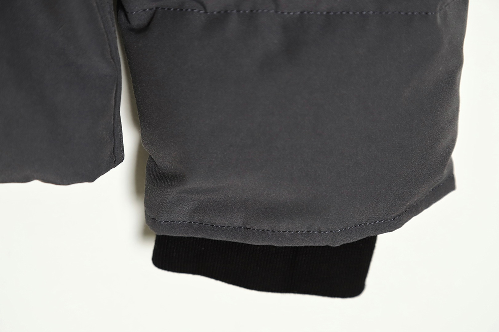 Can*a Go*e wyndham unisex parker down jacket