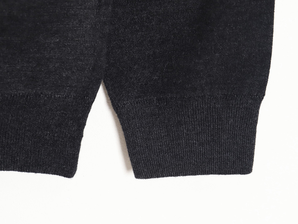 l0*is V*t0n logo print crew neck sweater