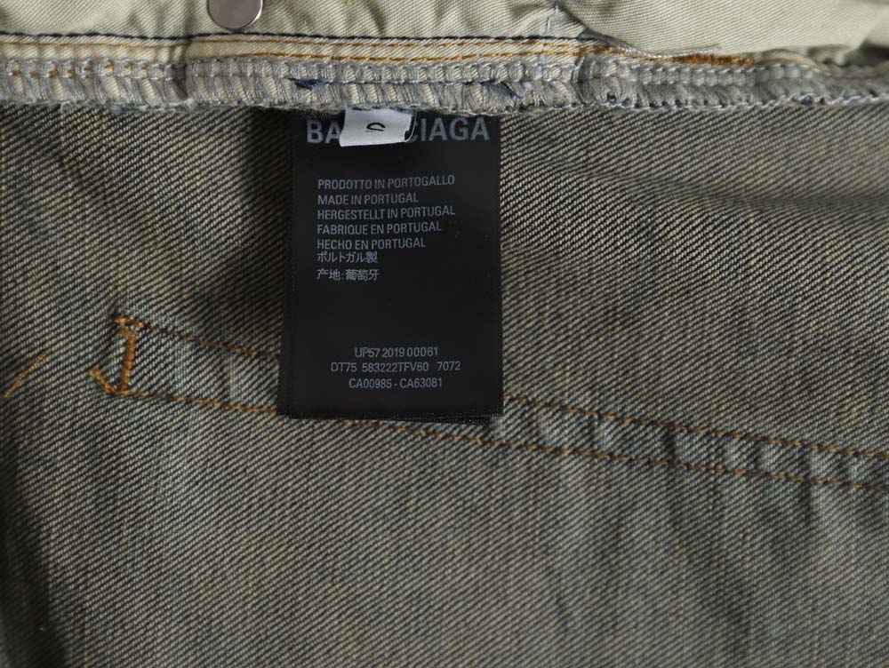 Ba*len*cia*ga Ba*len*cia*ga 23fw all-over lettering distressed washed jeans