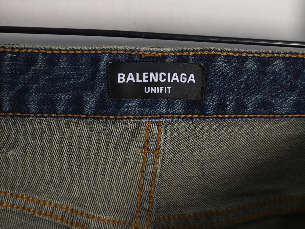 Ba*len*cia*ga Ba*len*cia*ga 23fw all-over lettering distressed washed jeans