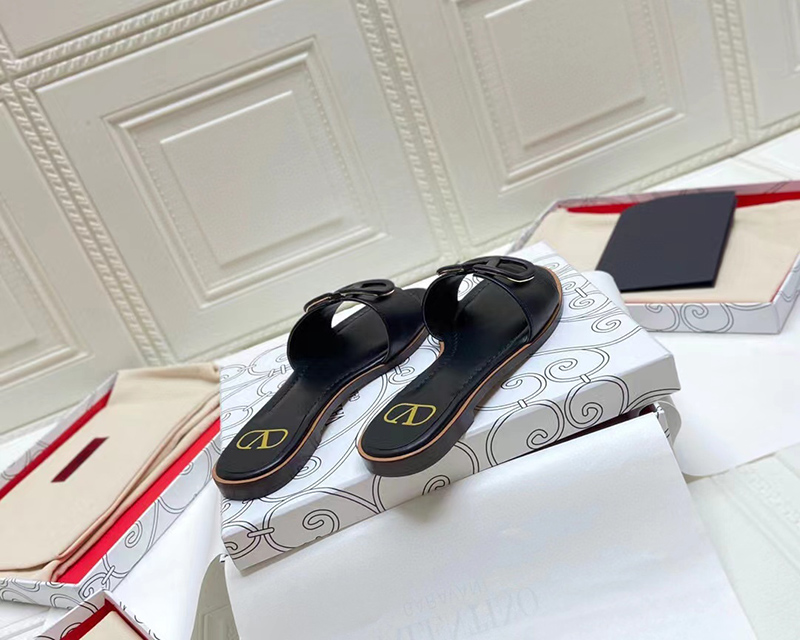 VALENTINO GARAVANI Wo Garavani Vlogo Leather Slide Sandals - Black