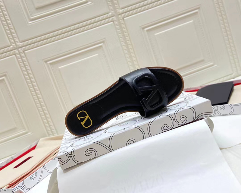 VALENTINO GARAVANI Wo Garavani Vlogo Leather Slide Sandals - Black