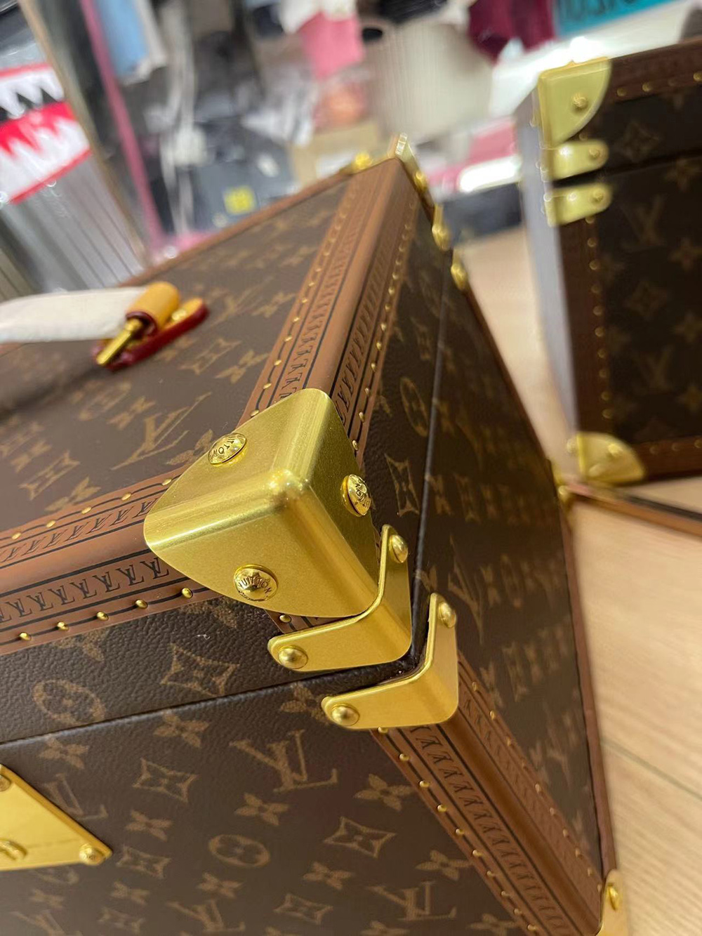 l0*is V*t0n bags m21325