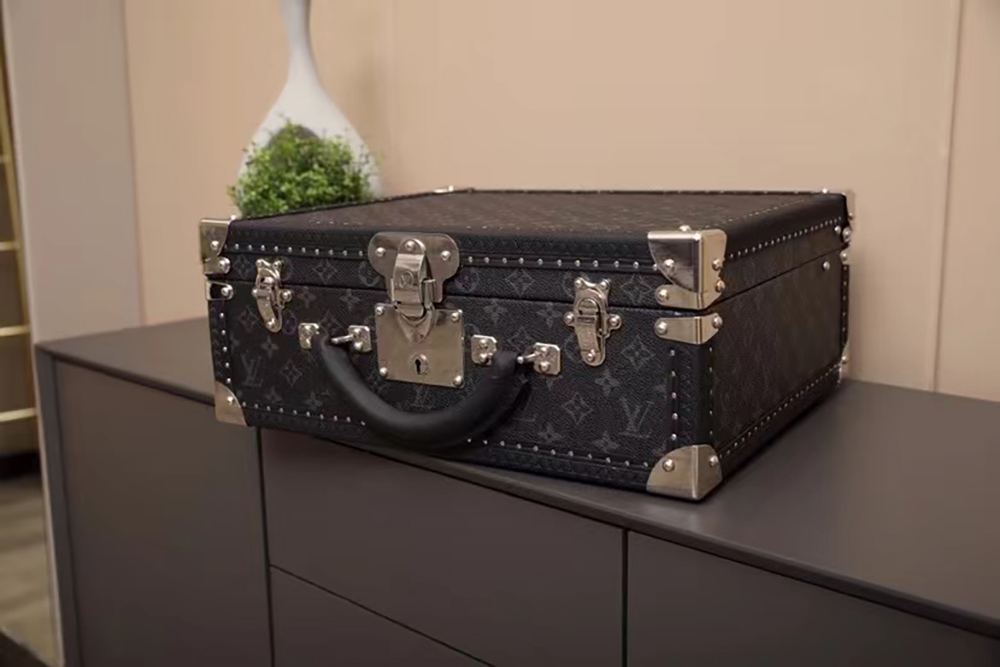 l0*is V*t0n bags m26688