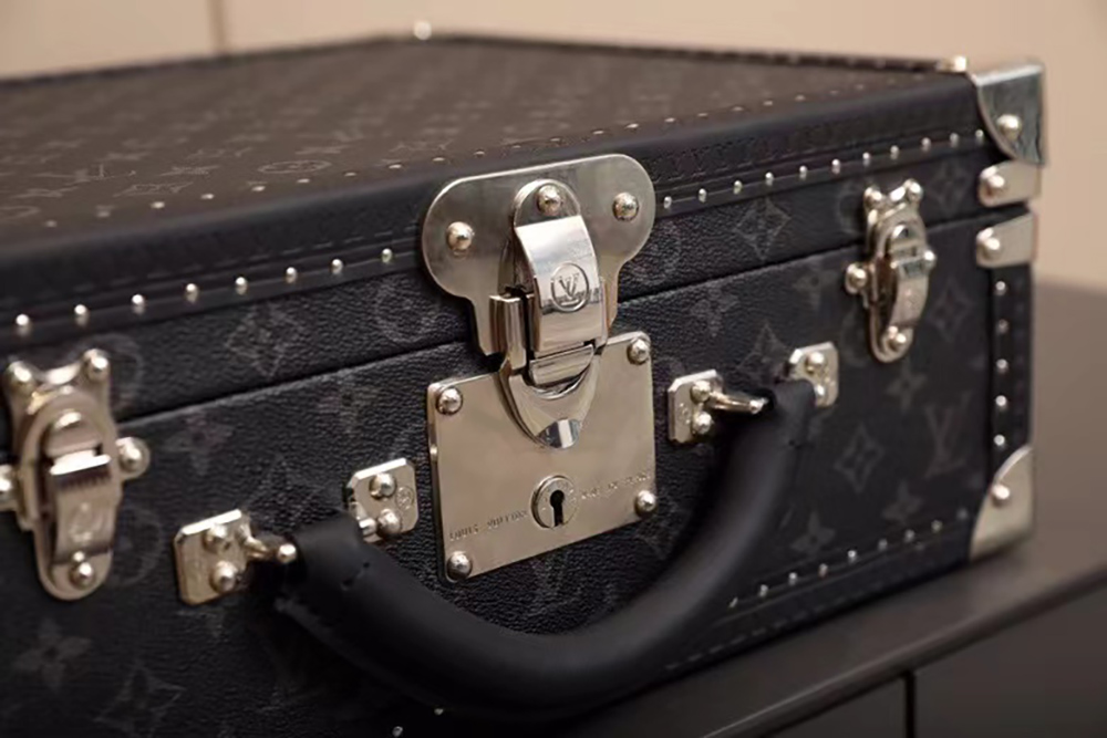 l0*is V*t0n bags m26688