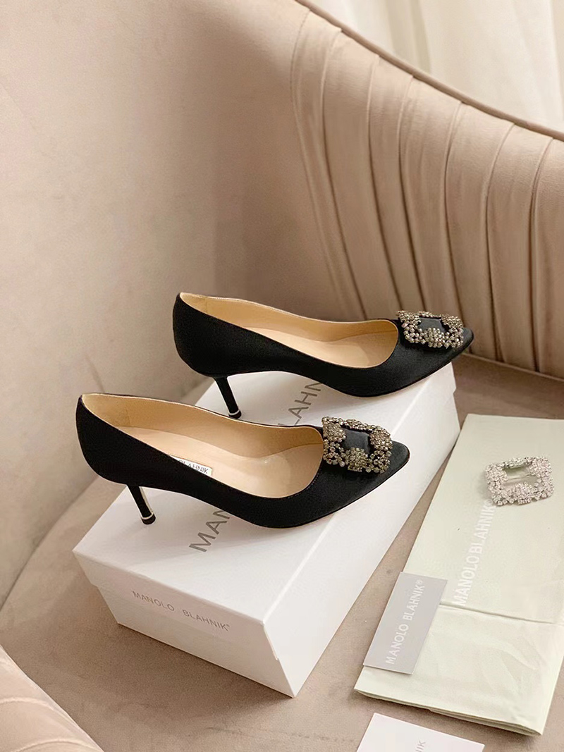 MANOLO BLAHNIK Hangisi Satin Pumps