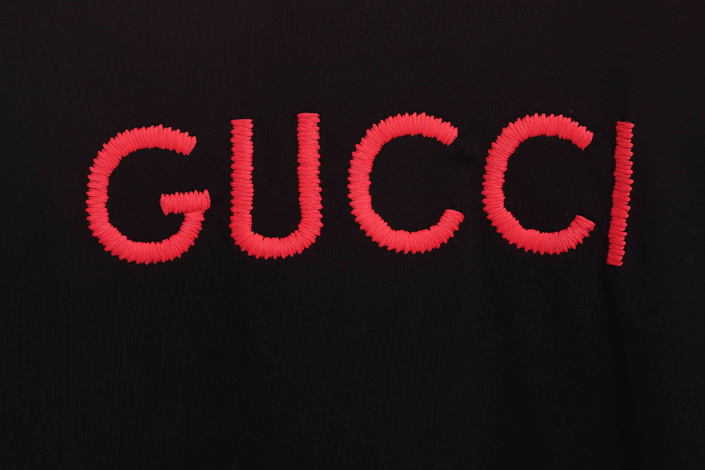 G*u*i embroidered letter short sleeves