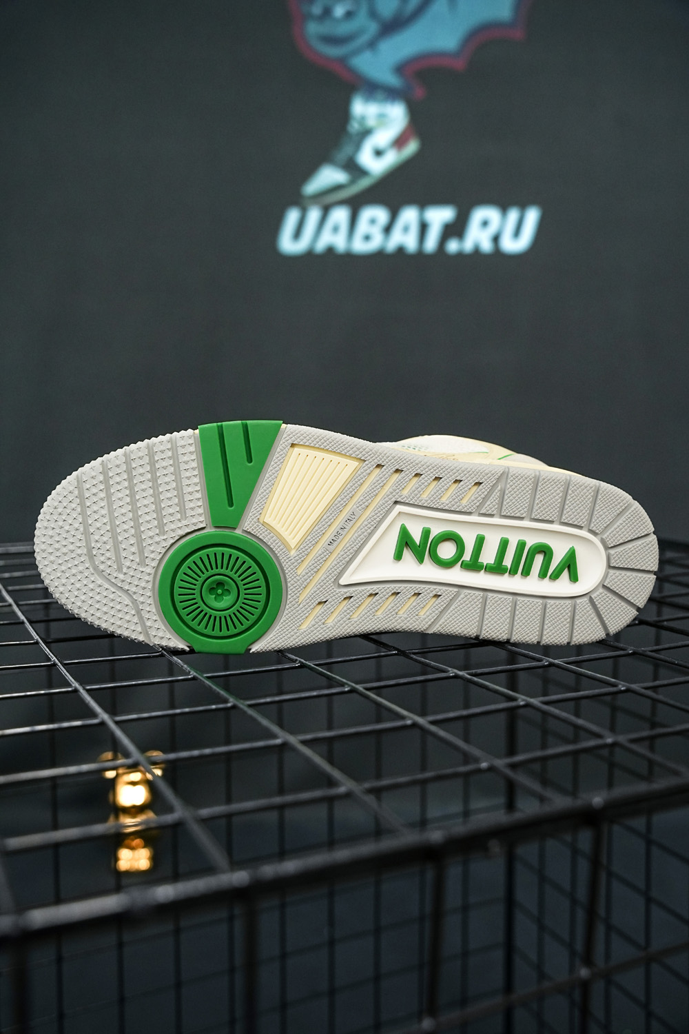 l0*is V*t0n trainer green mesh