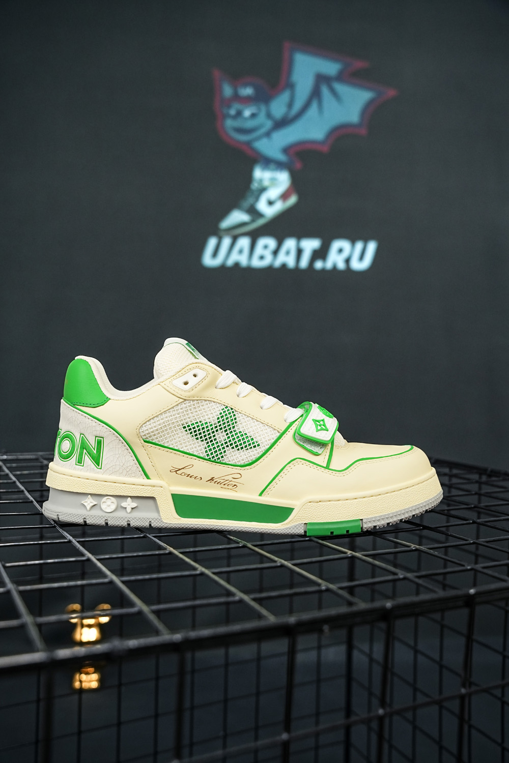 l0*is V*t0n trainer green mesh