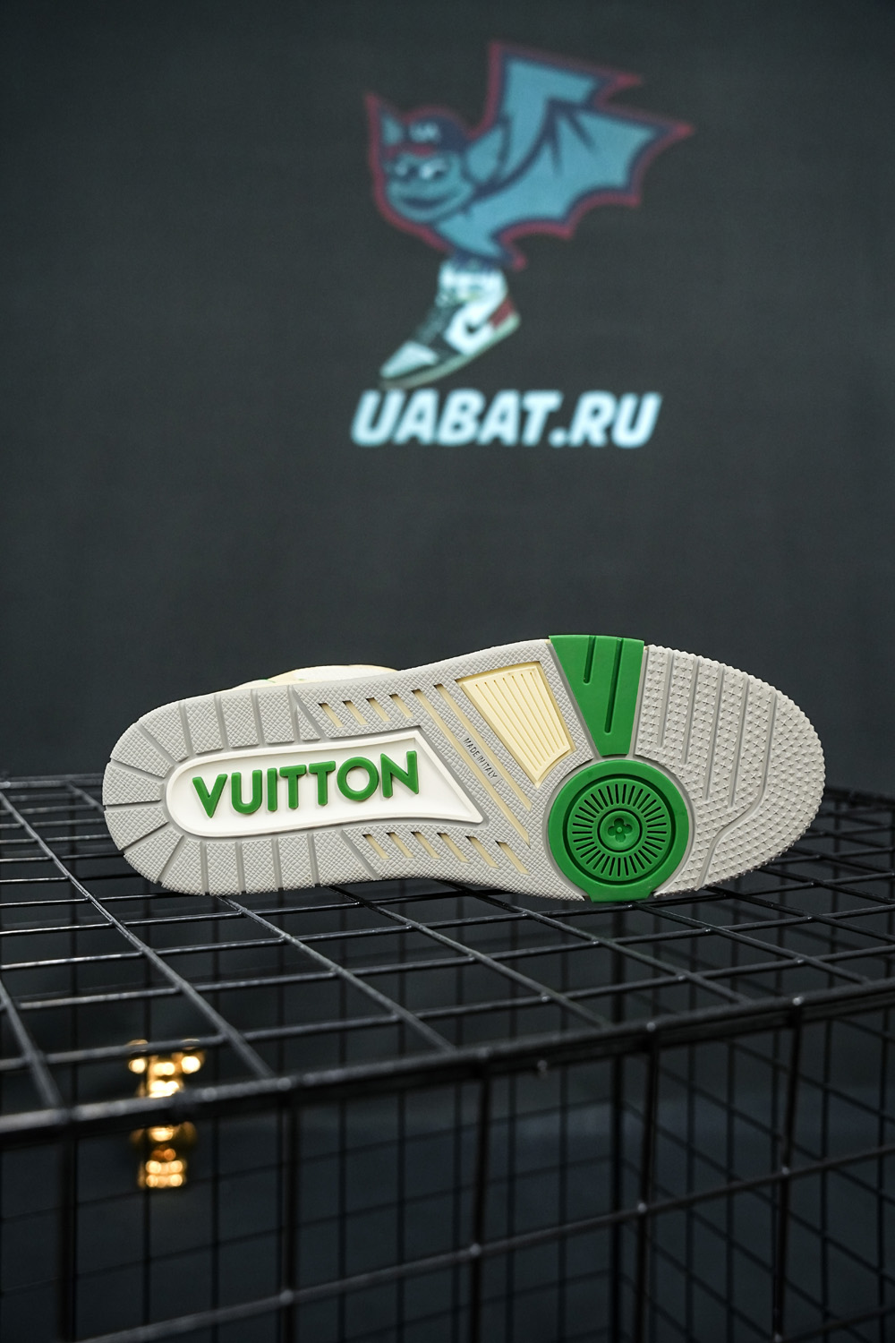 l0*is V*t0n trainer green mesh