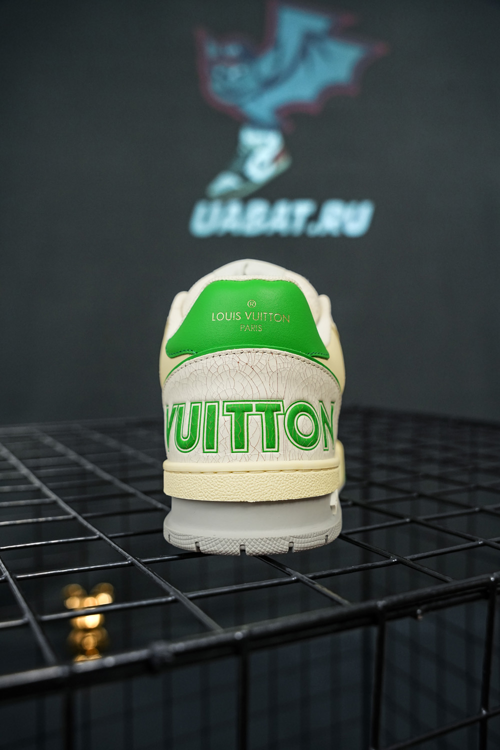 l0*is V*t0n trainer green mesh