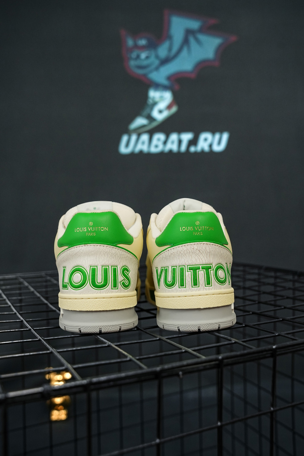 l0*is V*t0n trainer green mesh