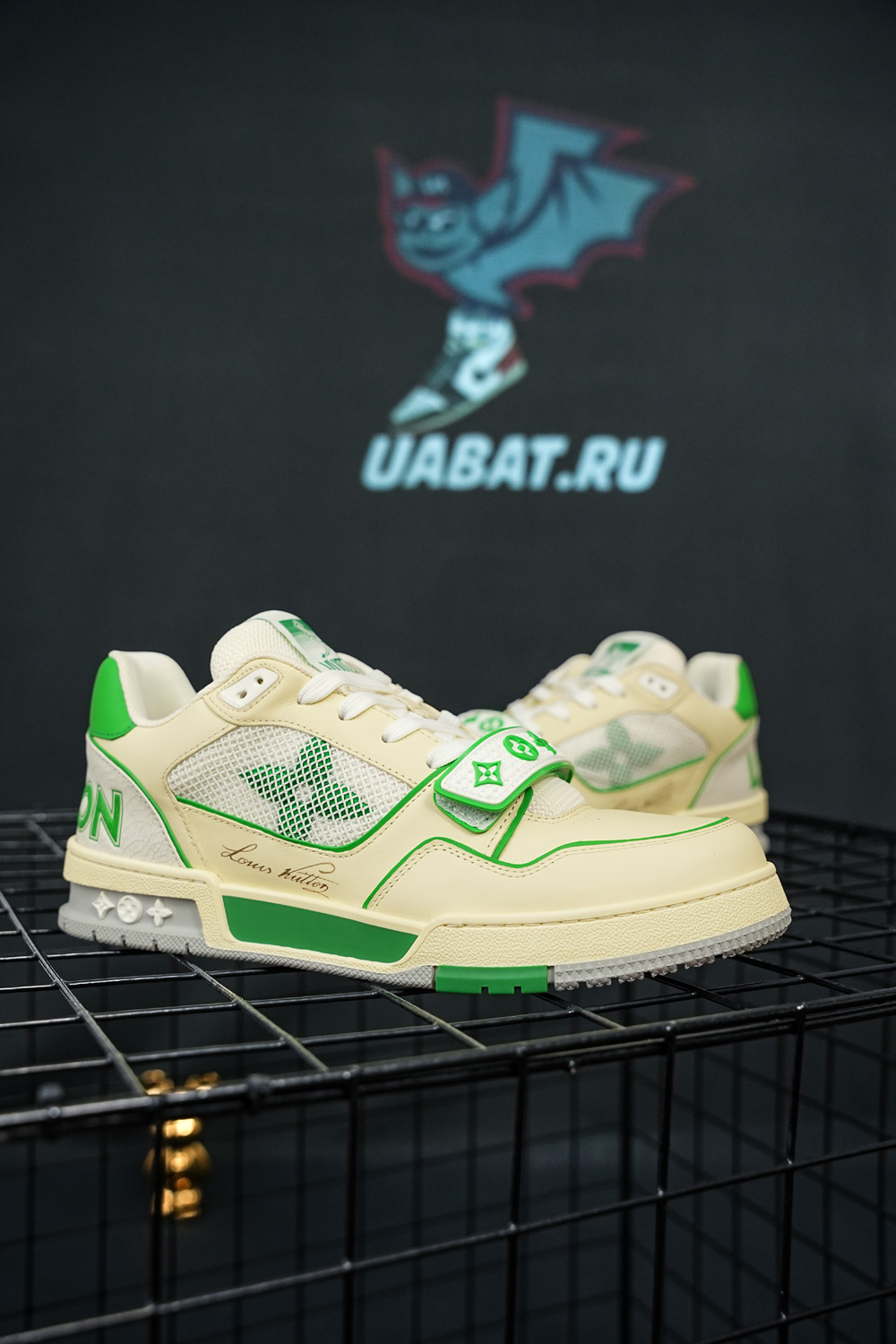 l0*is V*t0n trainer green mesh