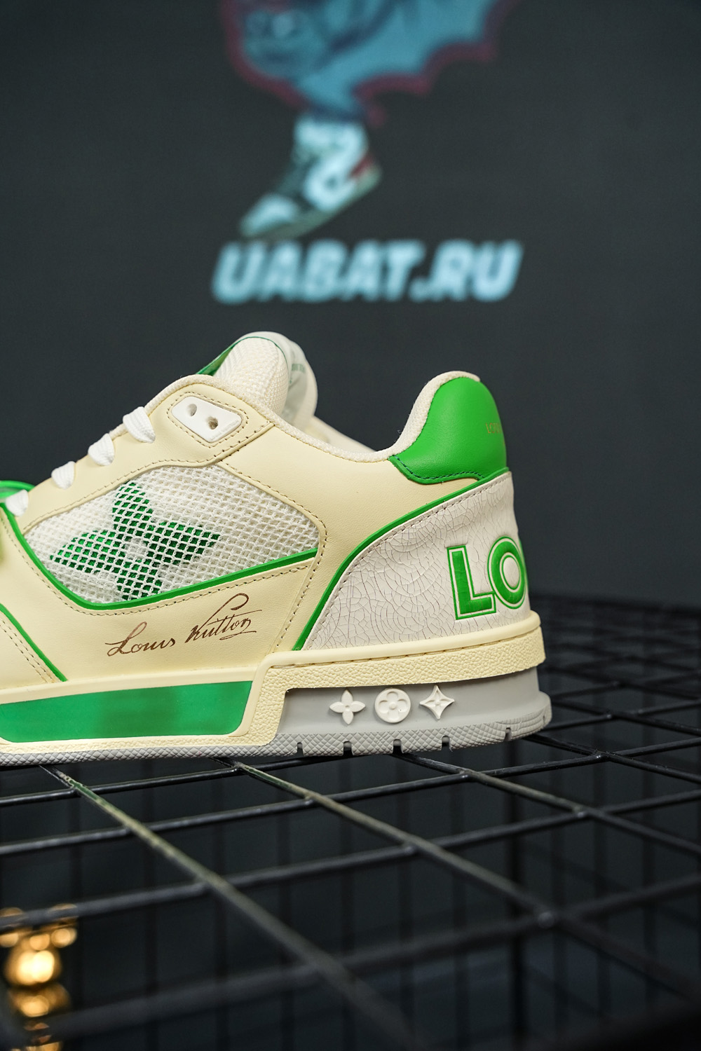 l0*is V*t0n trainer green mesh