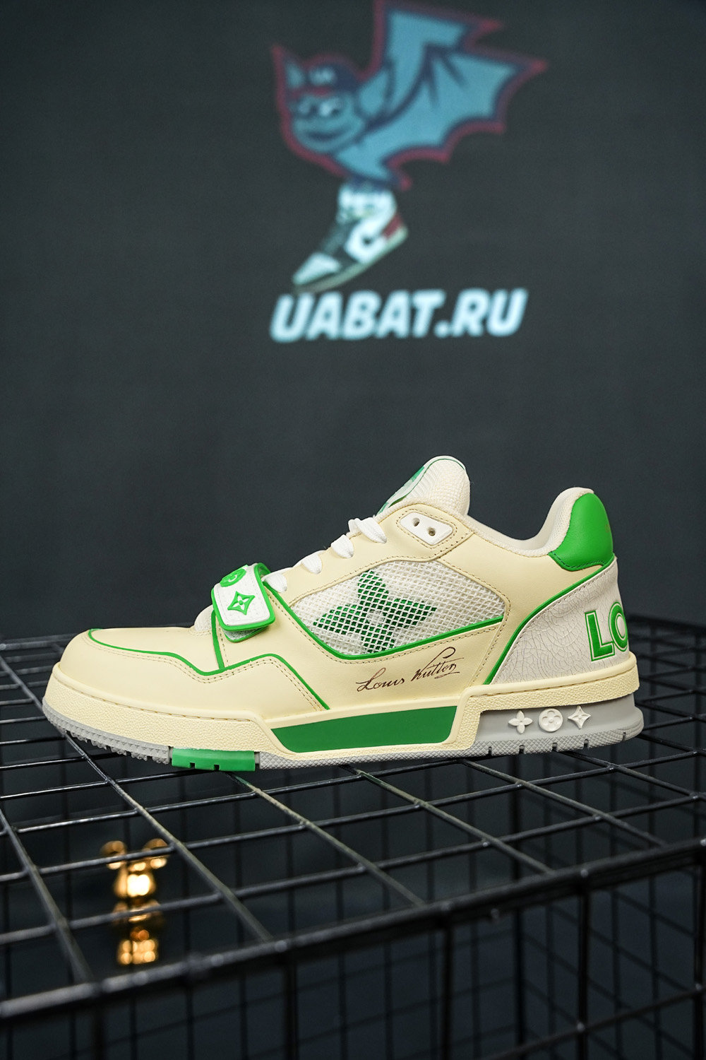 l0*is V*t0n trainer green mesh