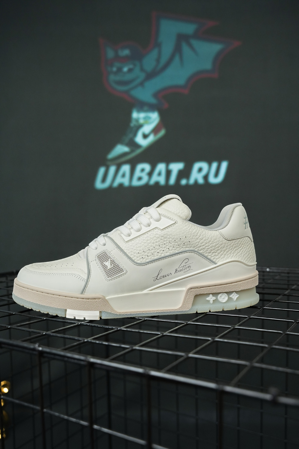 l0*is V*t0n trainer white signature