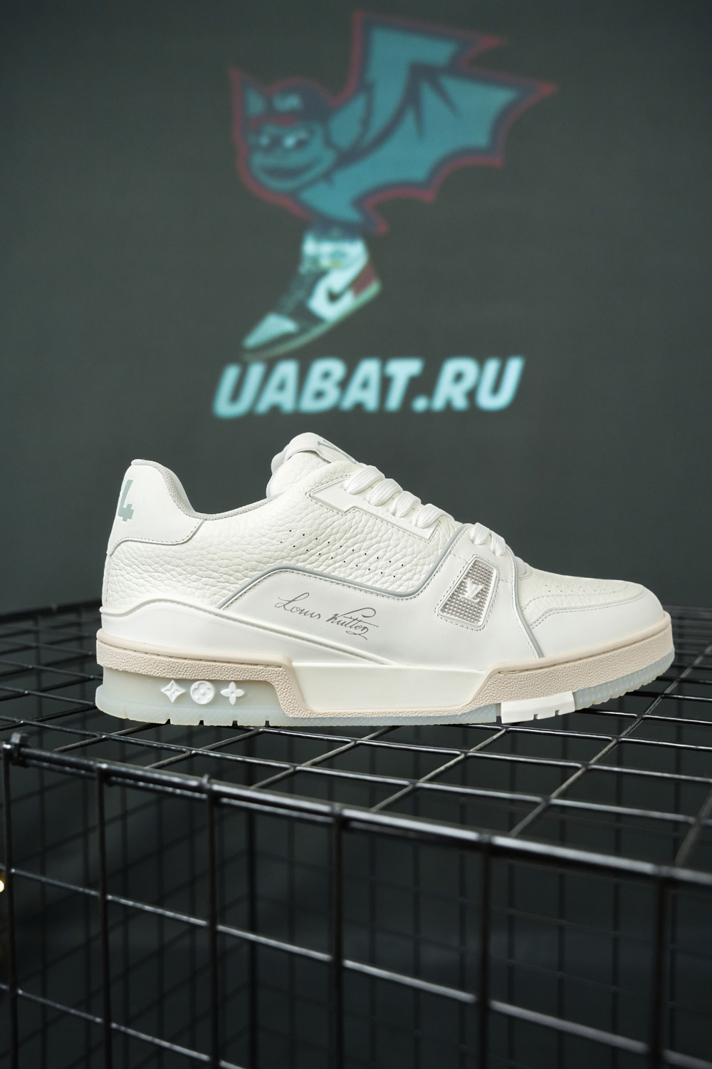 l0*is V*t0n trainer white signature