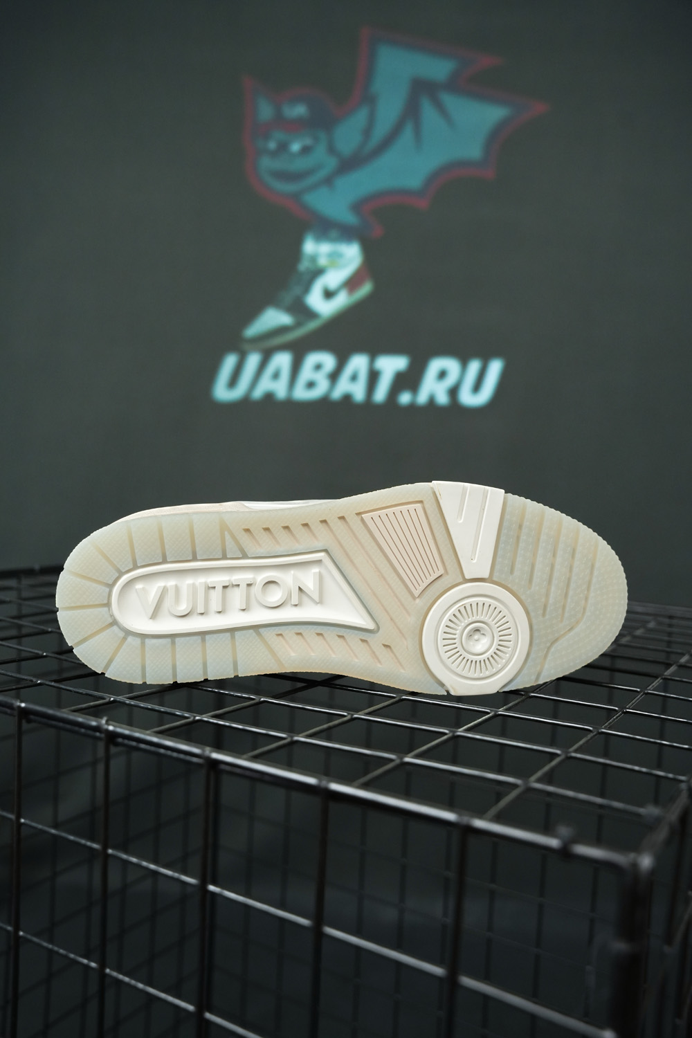 l0*is V*t0n trainer white signature