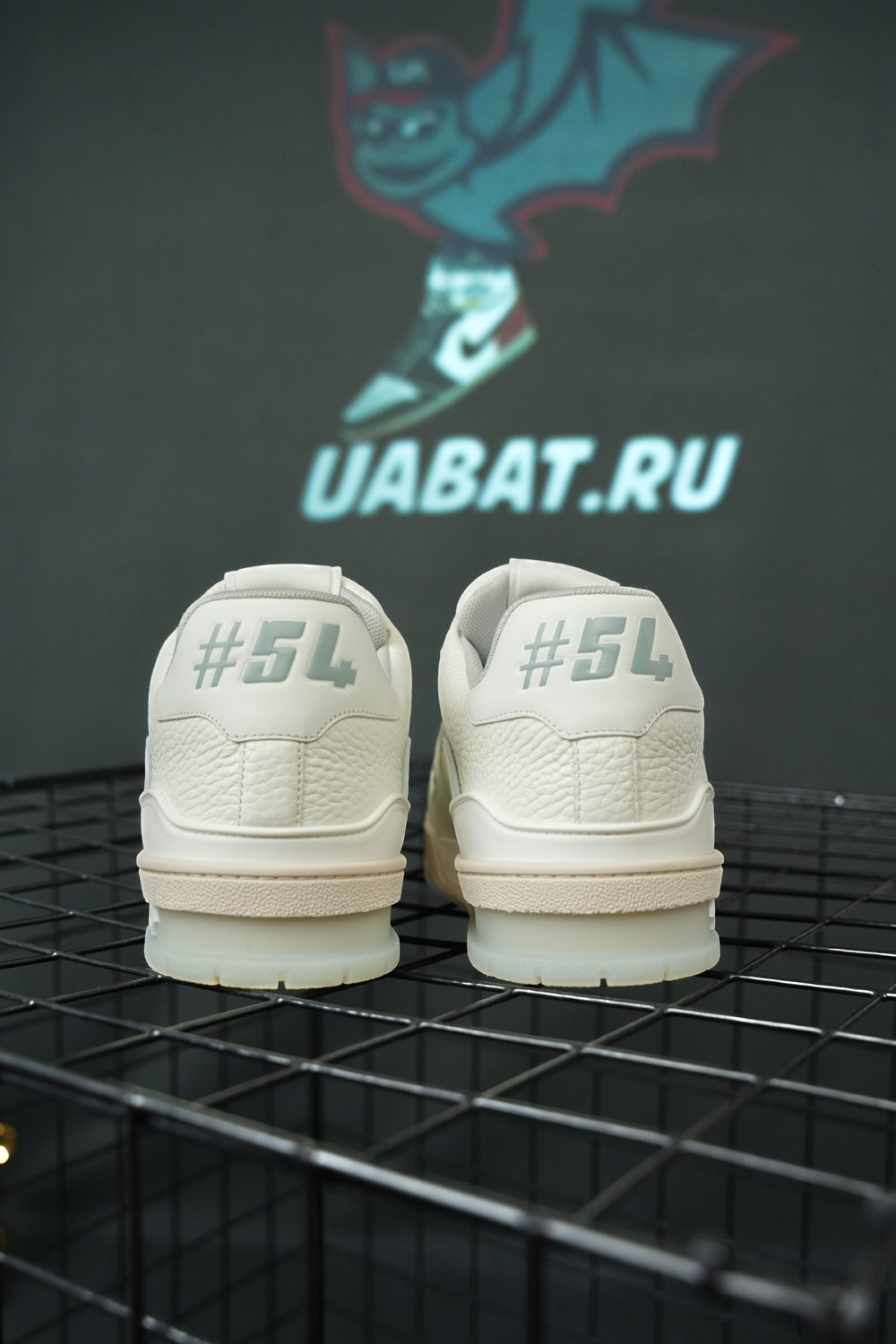 l0*is V*t0n trainer white signature