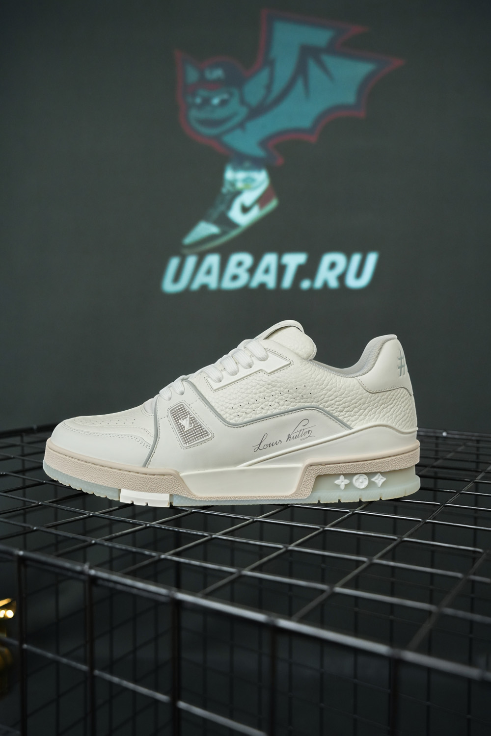 l0*is V*t0n trainer white signature