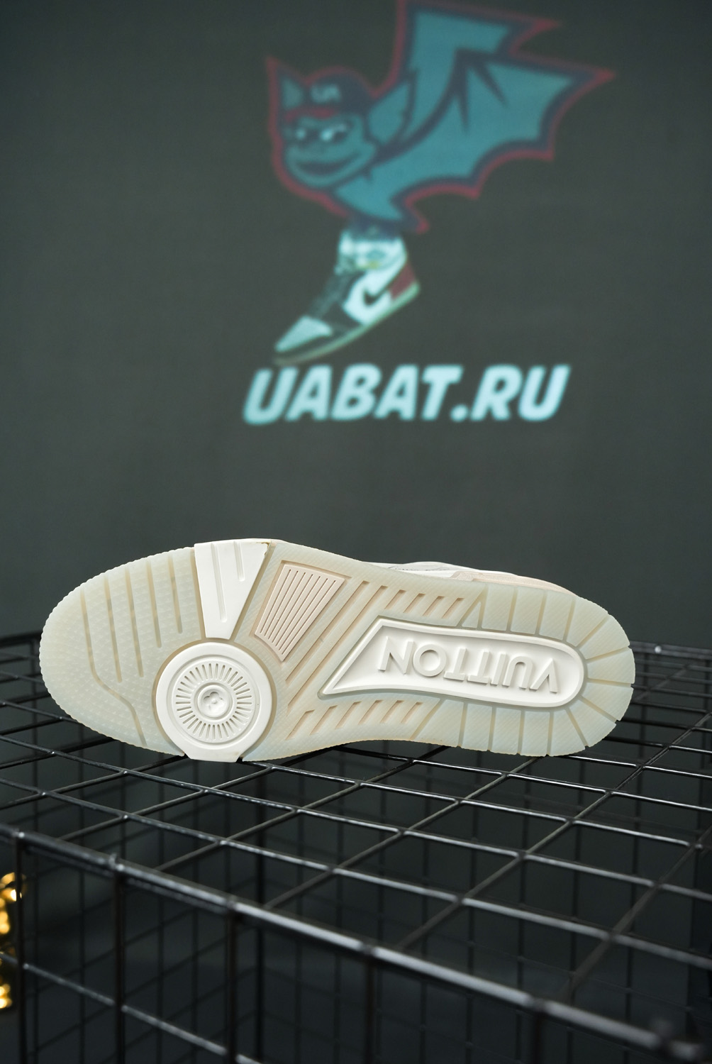 l0*is V*t0n trainer white signature