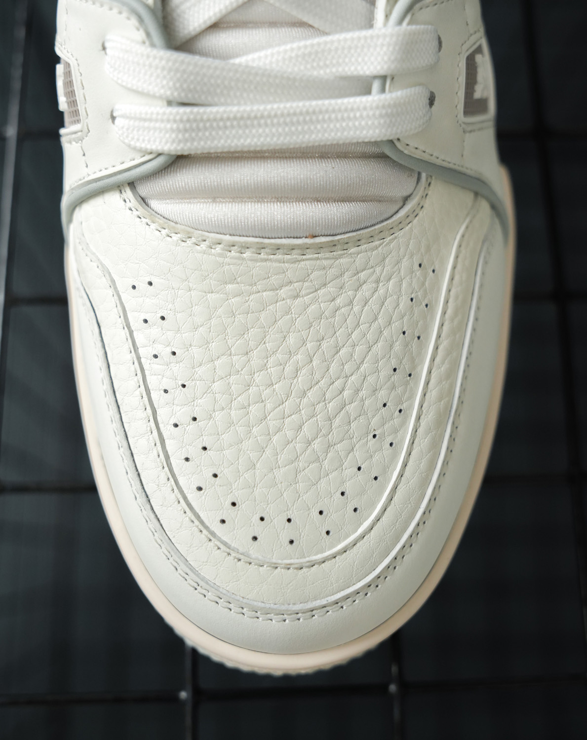 l0*is V*t0n trainer white signature