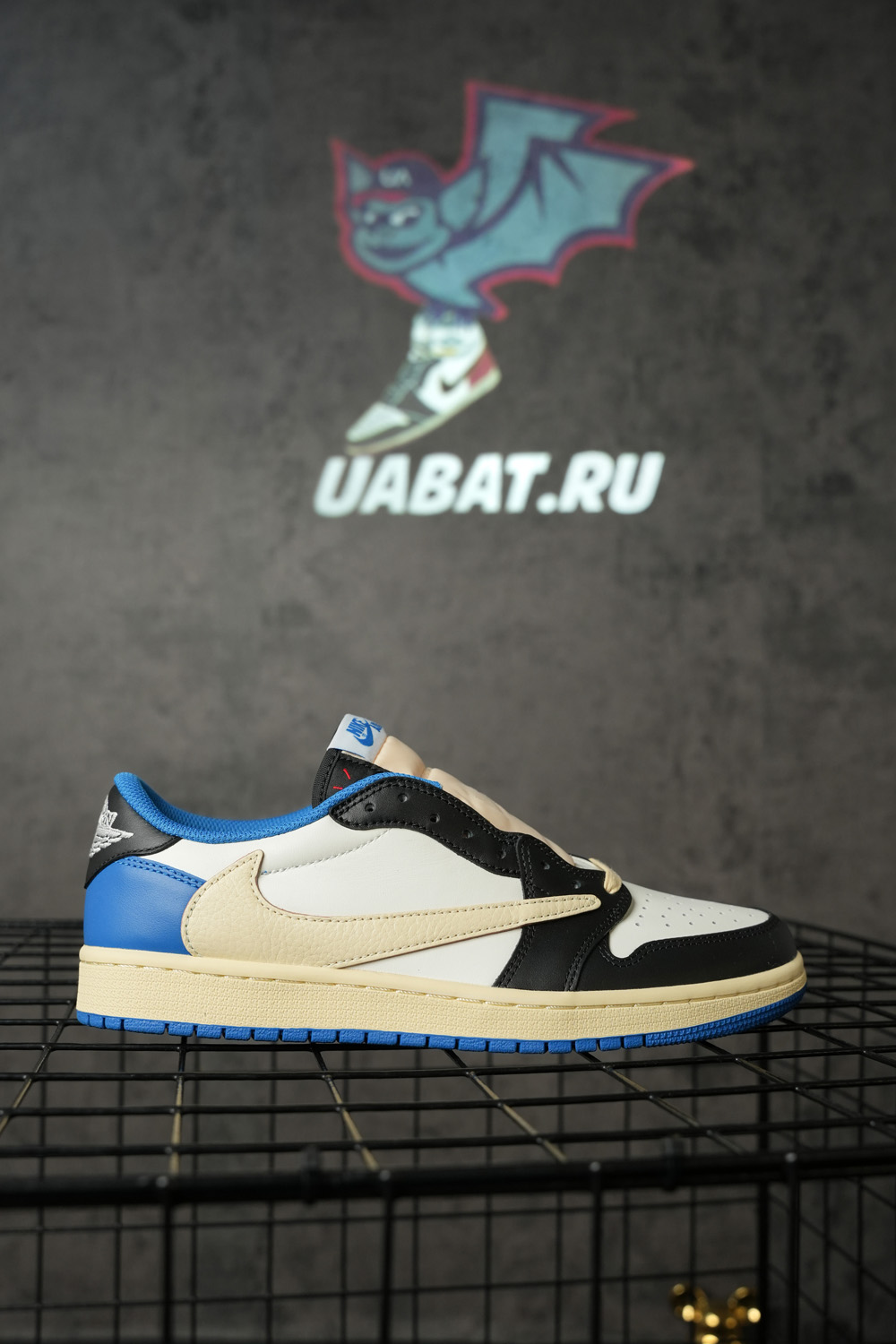 FRAGMENT DESIGN X TRAVIS SCOTT X AIR JORDAN 1 RETRO LOW