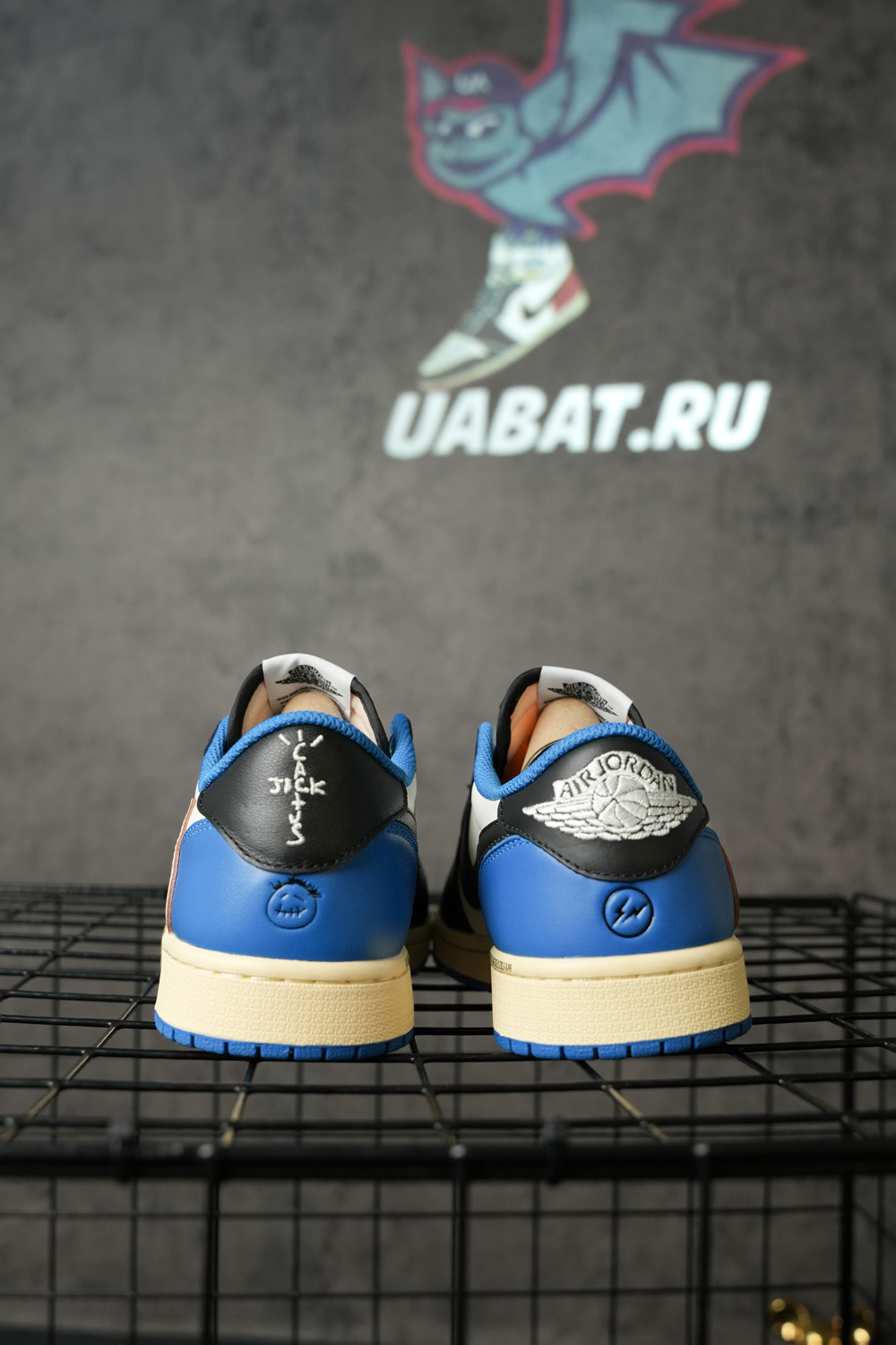 FRAGMENT DESIGN X TRAVIS SCOTT X AIR JORDAN 1 RETRO LOW