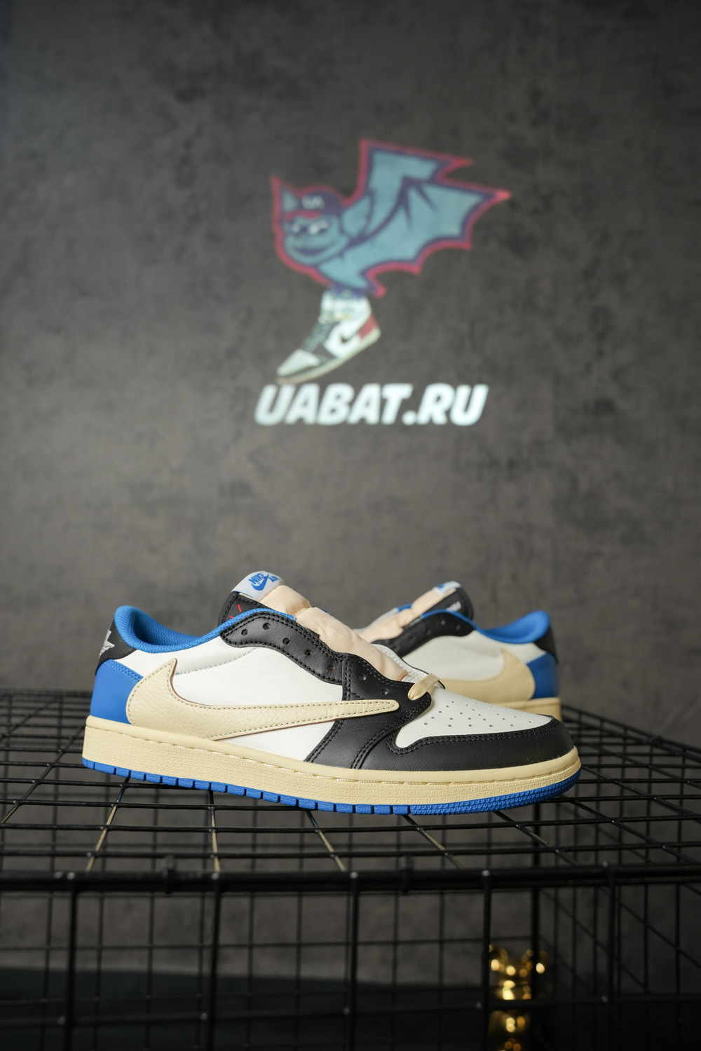 FRAGMENT DESIGN X TRAVIS SCOTT X AIR JORDAN 1 RETRO LOW