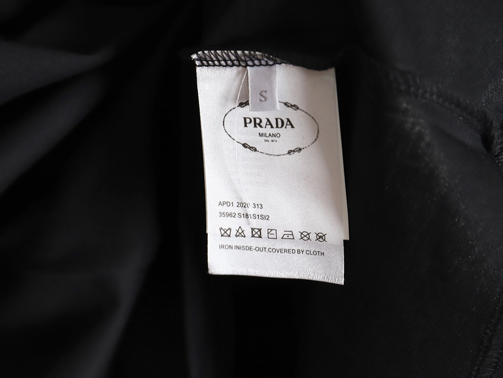 Pra*a 24ss embroidered lettering short sleeves