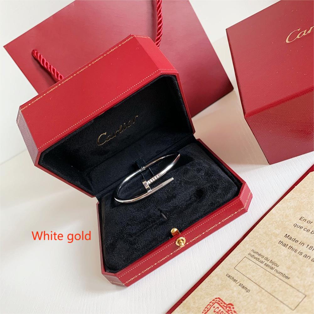 Ca*t*er juste un clou bracelet