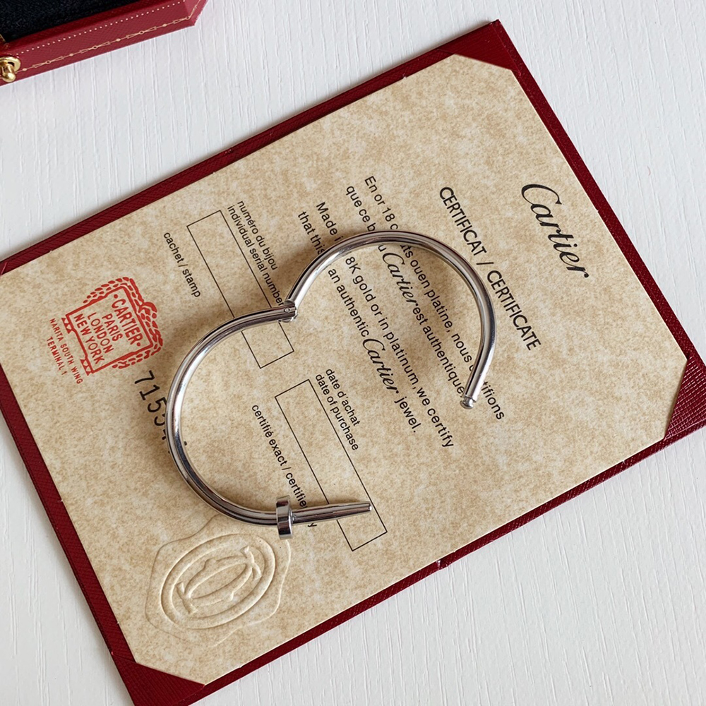 Ca*t*er juste un clou bracelet