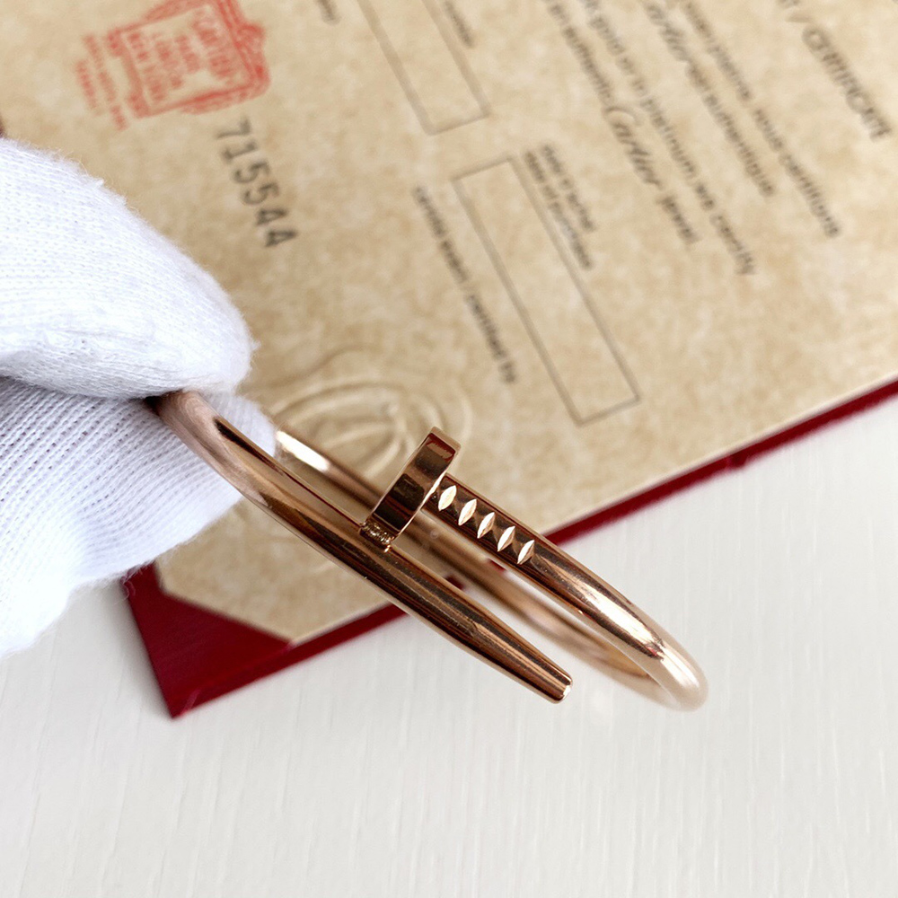 Ca*t*er juste un clou bracelet