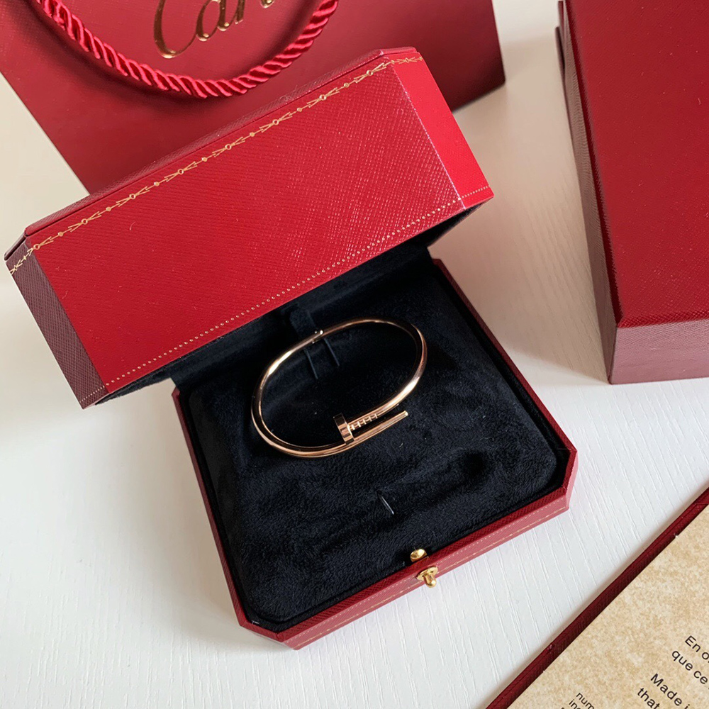 Ca*t*er juste un clou bracelet