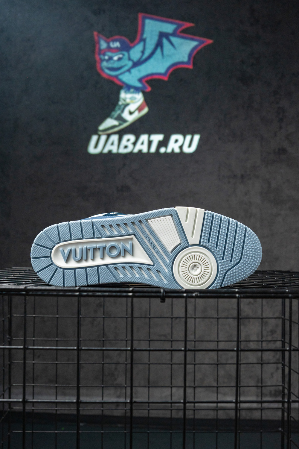 l0*is V*t0n lv trainer sneaker