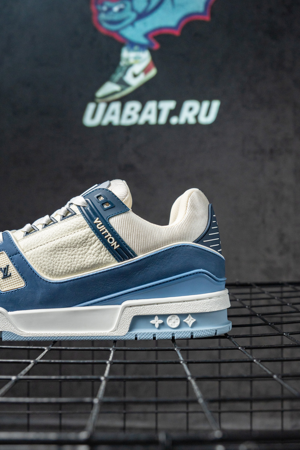 l0*is V*t0n lv trainer sneaker