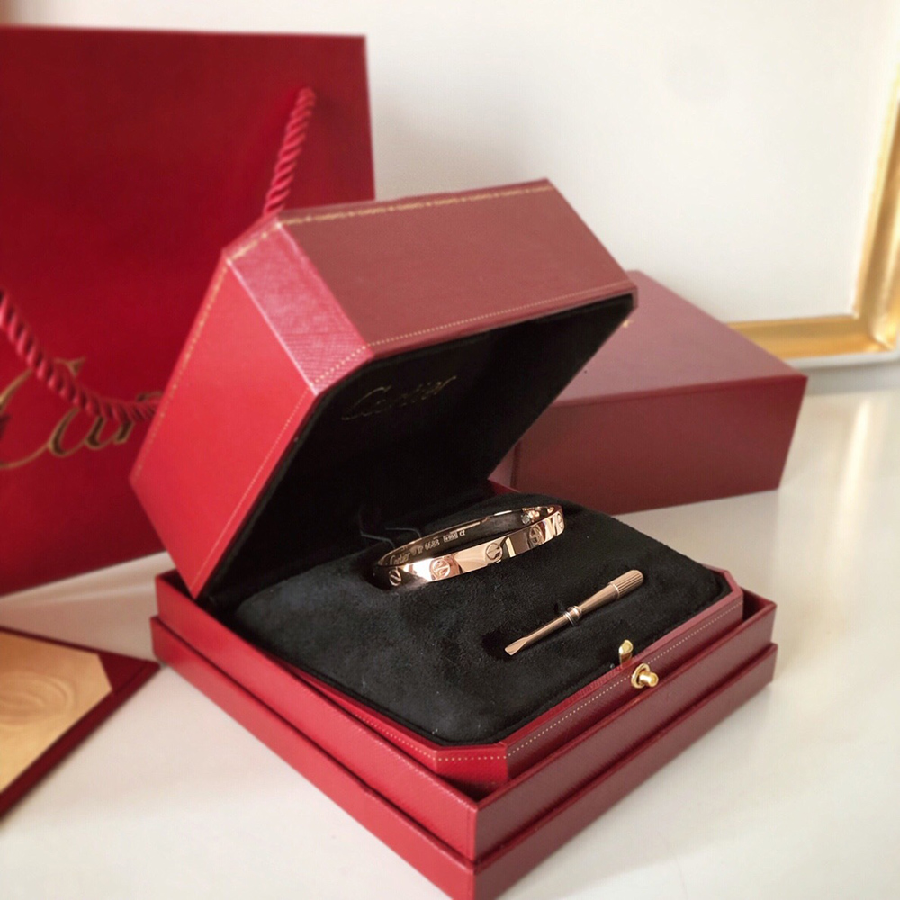 Ca*t*er love bracelet