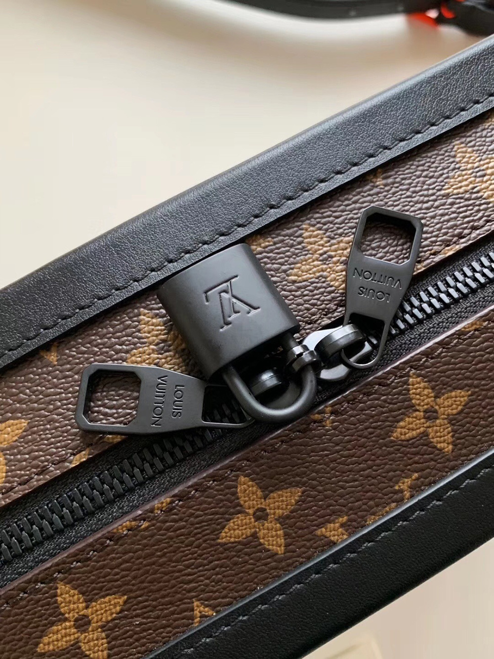 l0*is V*t0n bags m44427 24.5*10*17.5cm