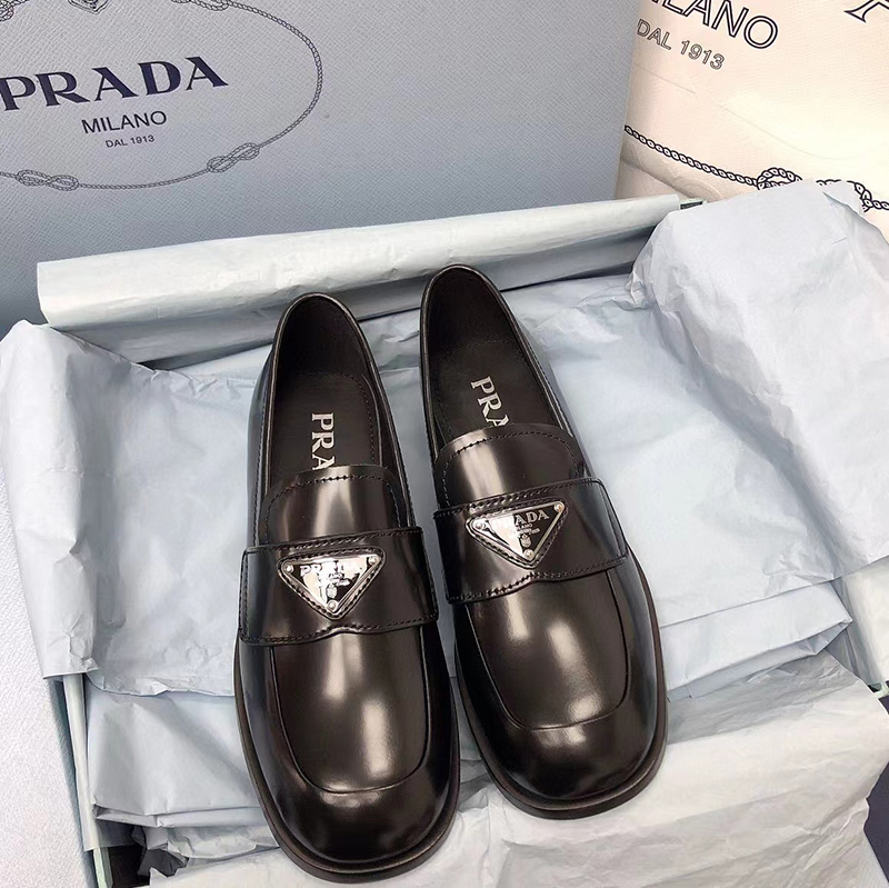 Pra*a leather loafers