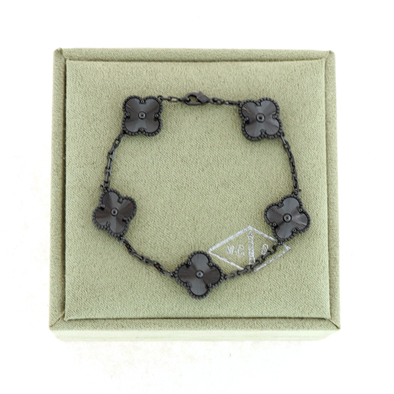 V*N CL*F & arpels bracelet  au750