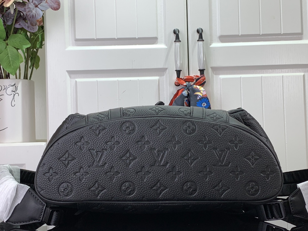 l0*is V*t0n bags m55699