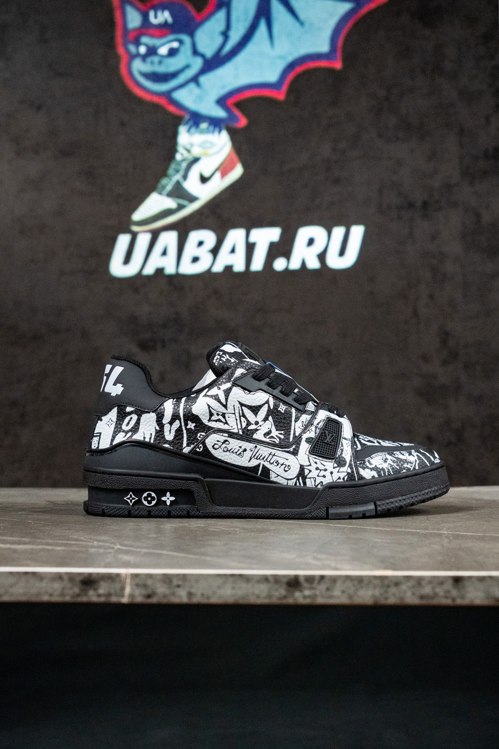 l0*is V*t0n trainer comic motifs black white